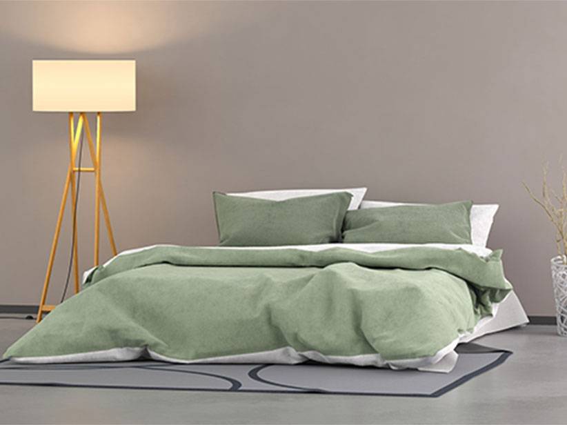 Bettwäsche und Stehlampe im Schlafzimmer.