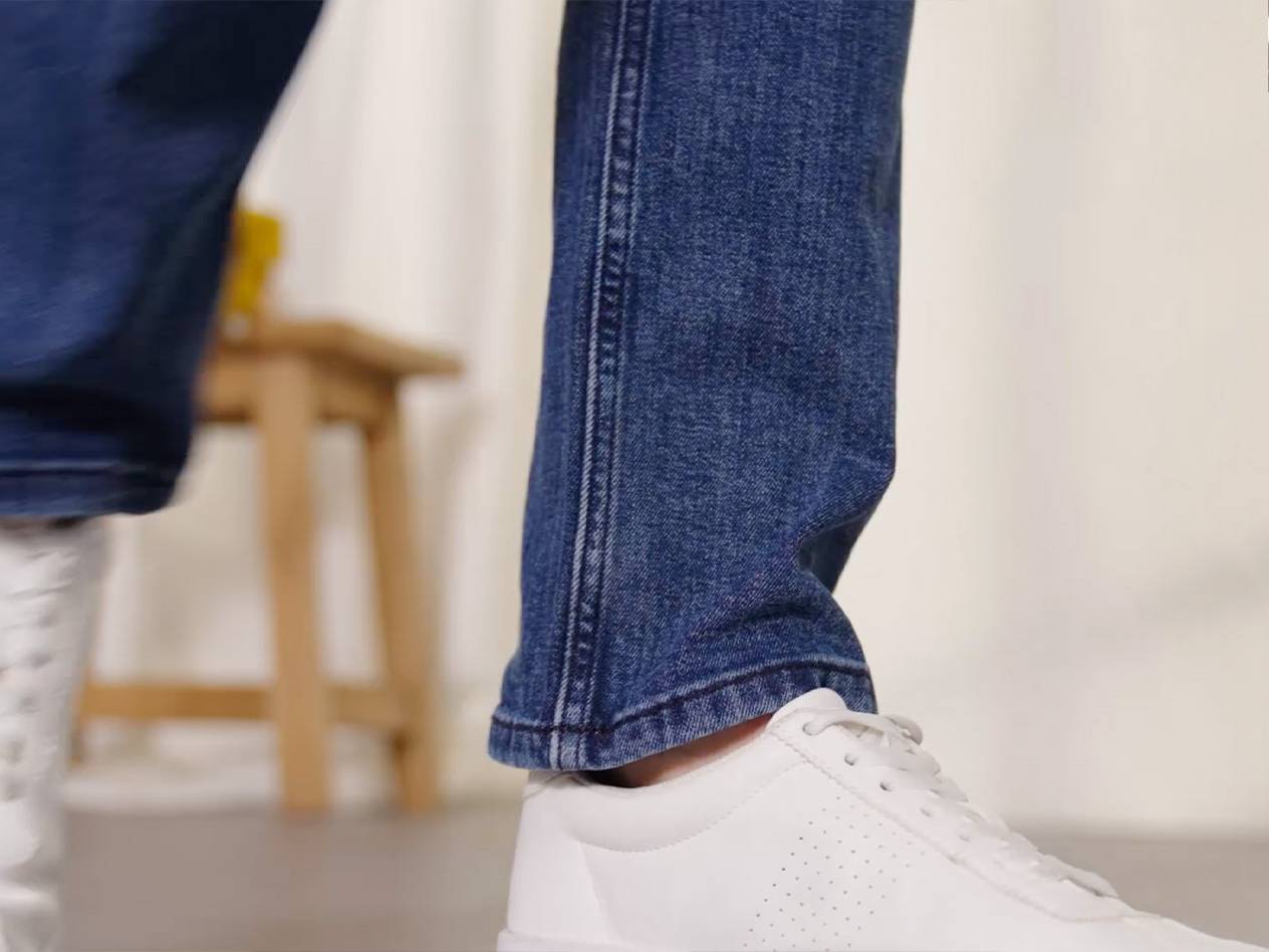 Jeans und weiße Sneaker.