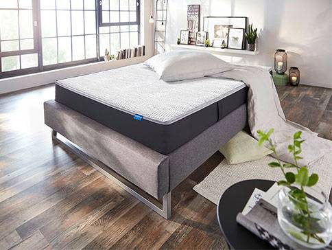 Matratze und Bettrahmen in einem modernen Schlafzimmer.