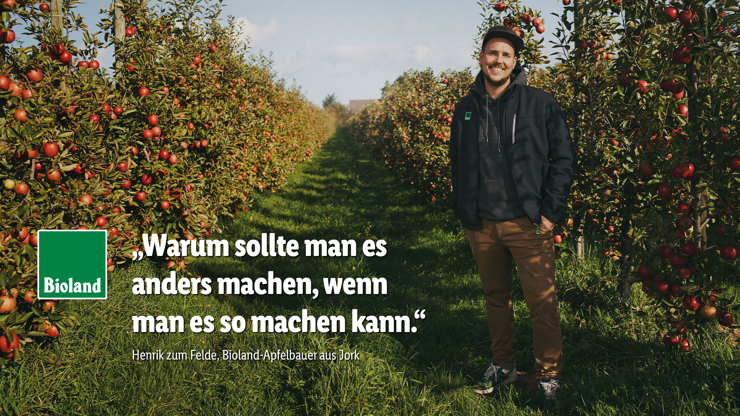 Bioland Apfelbauer Henrik zum Felde steht in seinem Apfelgarten und wirbt für Bioland-Äpfel: „Warum sollte man es anders machen, wenn man es so machen kann?“