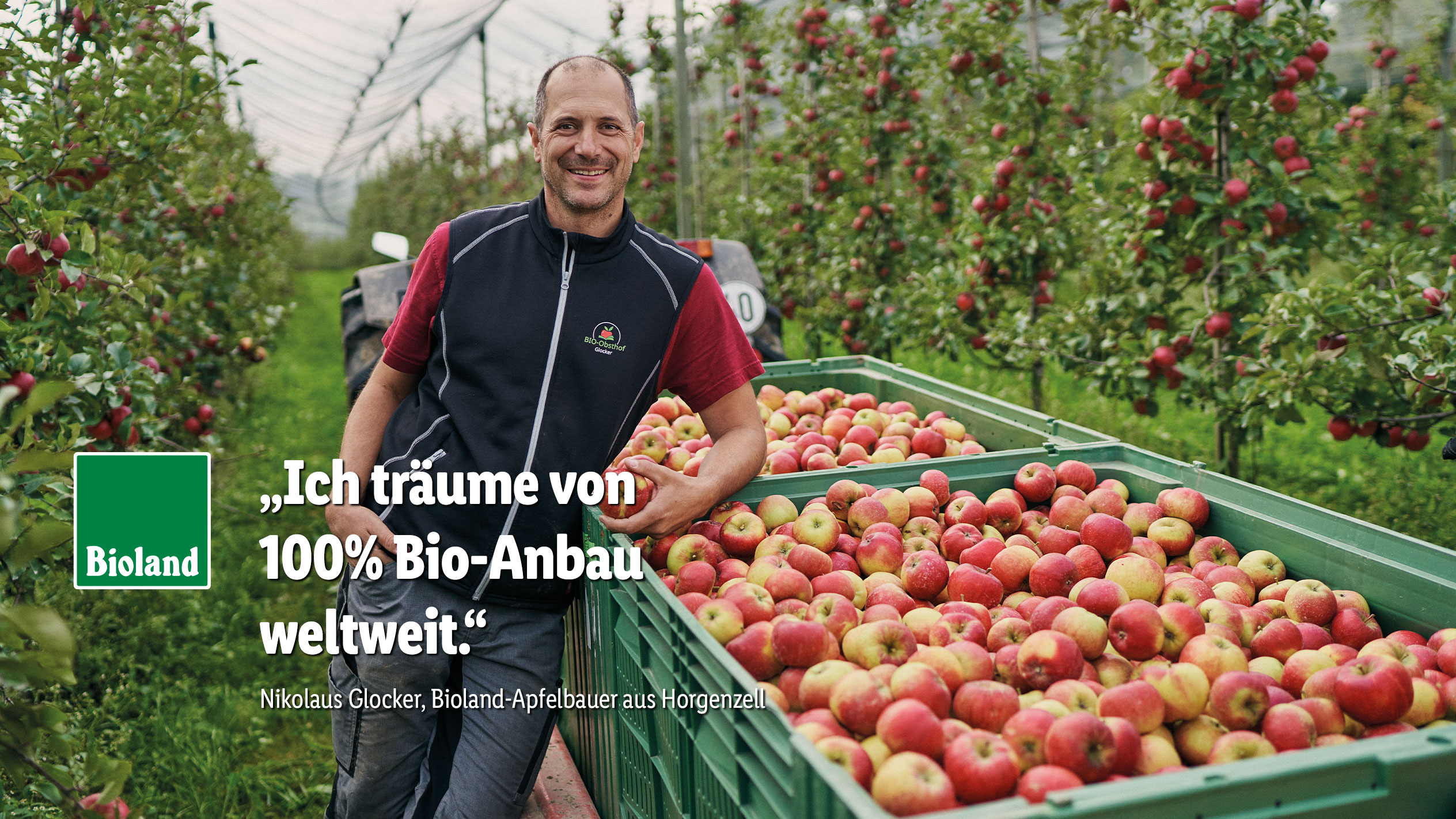 Bioland-Apfelbauer Nikolaus Glocker mit einer Kiste voller Bio-Äpfel: „Ich träume von 100% Bio-Anbau weltweit.“
