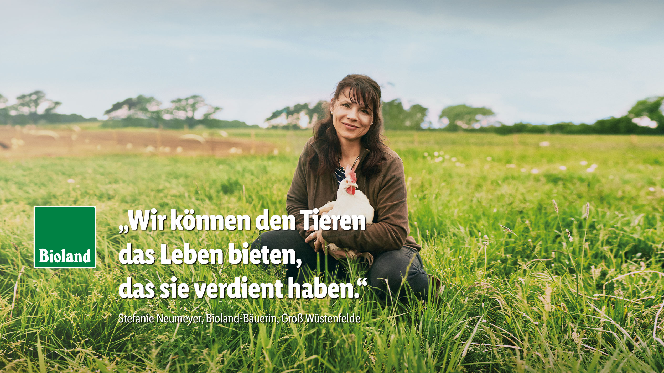 Bioland-Bäuerin Stefanie Neumeyer mit einem ihrer Hühner: „Wir können den Tieren das Leben bieten, das sie verdient haben.“