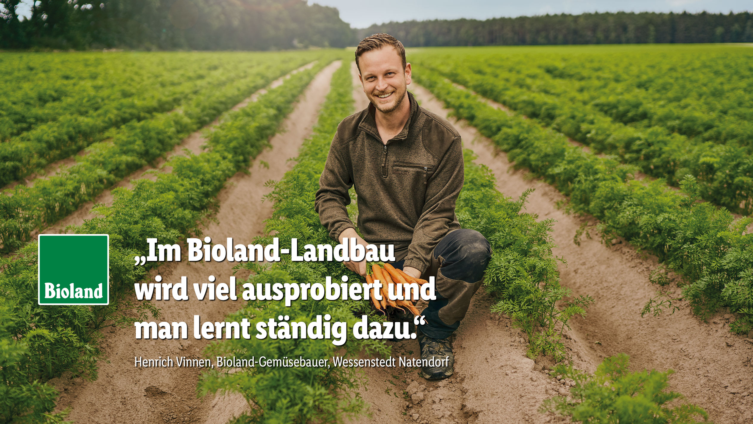 Bioland-Gemüsebauer Henrich Vinnen mit frisch geernteten Karotten auf seinem Feld: „Im Bioland-Landbau wird viel ausprobiert und man lernt ständig dazu.“