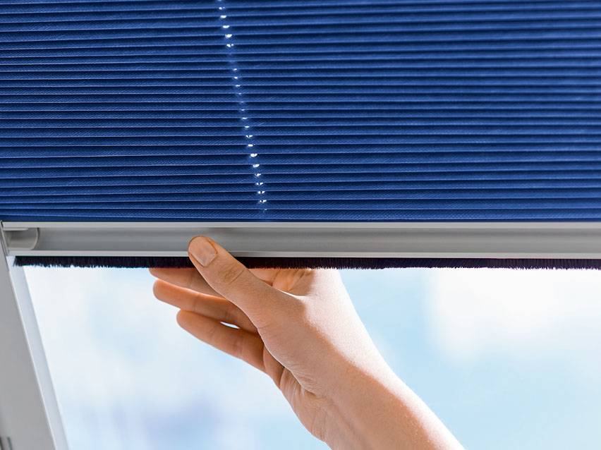 Blaue Plissee-Rollos für Fenster.