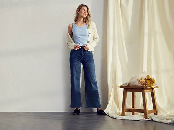 Jeans und Cardigan für Damen.