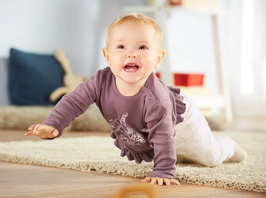 Baby in süßer Kleidung.