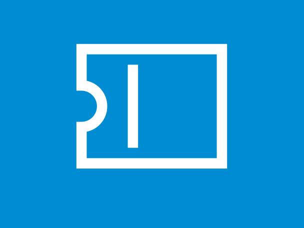 Ein weißes Ticket-Symbol auf blauem Hintergrund.