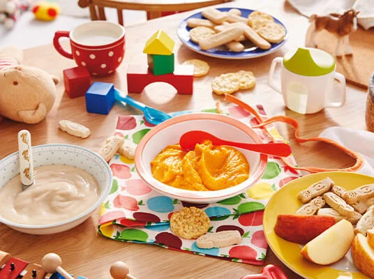 Babynahrung: Karottenpüree, Brei und Kekse.