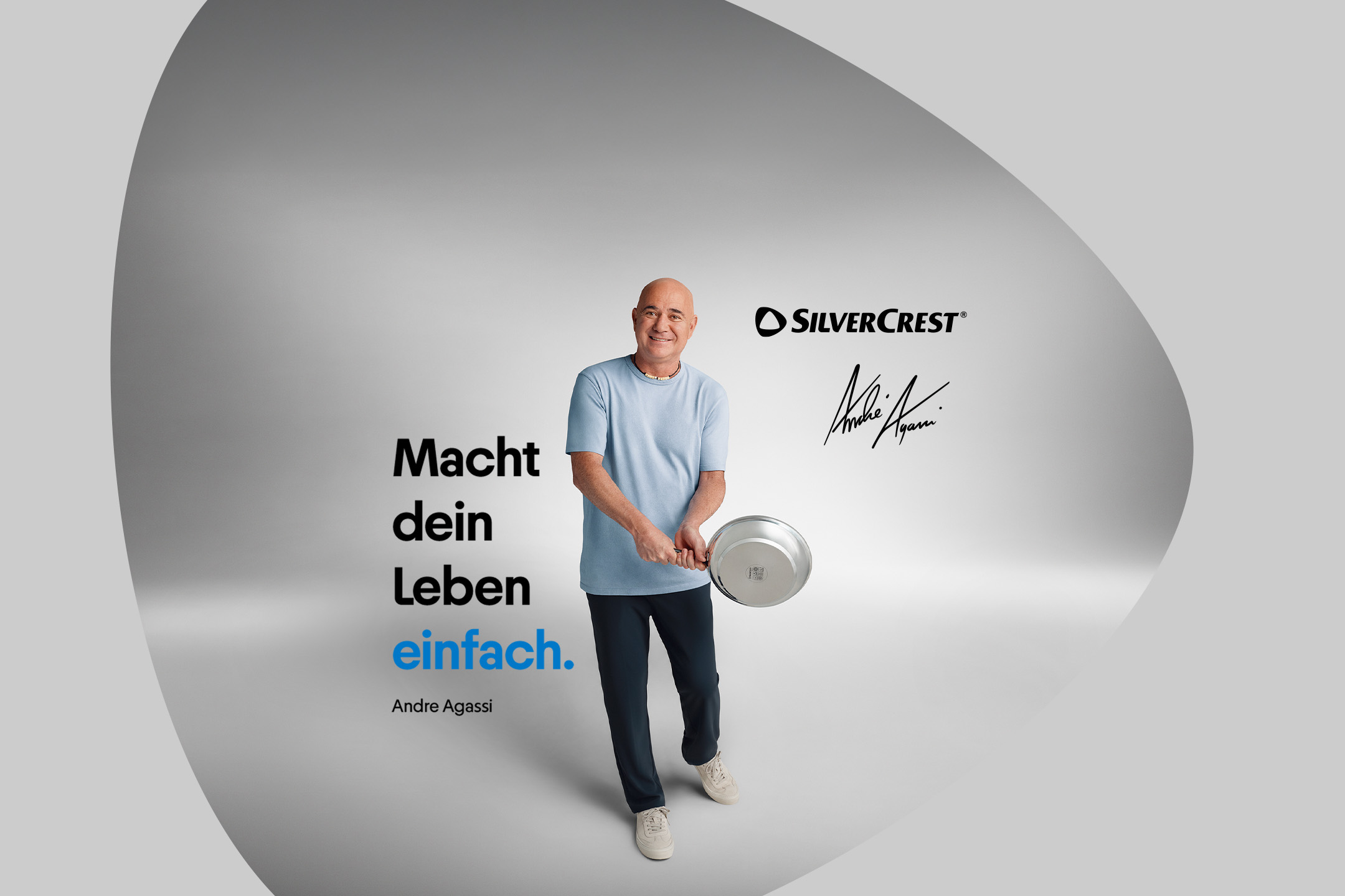 Ein Mann hält eine Pfanne und lächelt, mit dem Text 'Macht dein Leben einfach'.