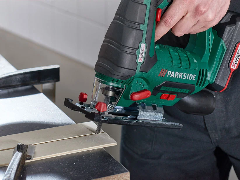 Parkside Stichsäge schneidet Holz.