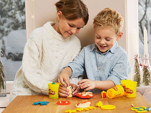 Kinder spielen mit Play-Doh Knete.