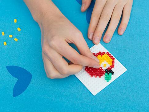 Perlenbild mit Blumenmotiv.