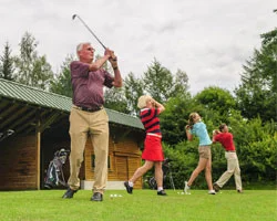 Golfer üben Drives auf dem Land.