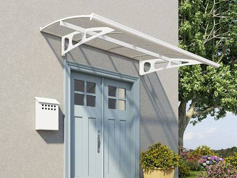 Weiße Polycarbonat-Markise über der Tür.