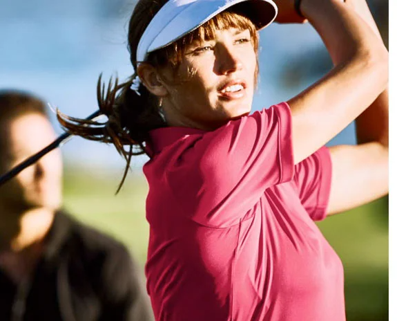 Golferkleidung und Golfschläger