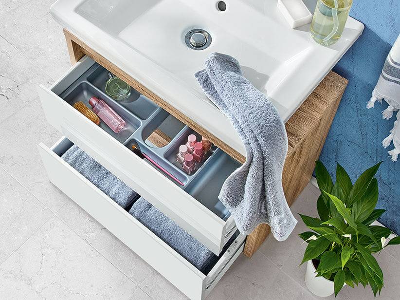 Badmöbel mit Handtüchern und Kosmetik.