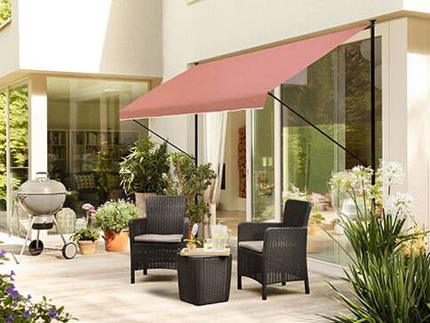 Terrassenmarkise, Sonnenschutz und Polyrattan-Gartenmöbel.
