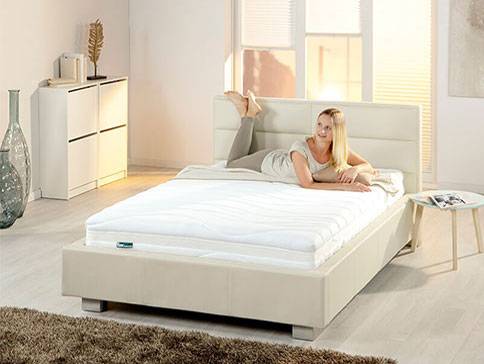 Bett und Matratze: bequeme Schlafzimmermöbel.