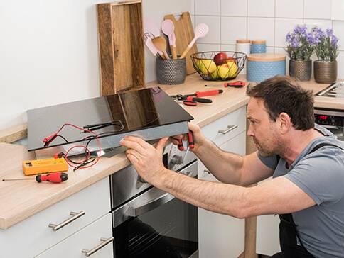 Installation von Induktionskochfeld und Dunstabzugshaube.