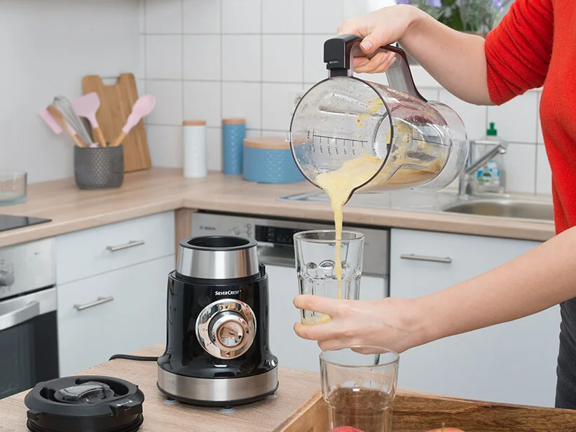 SilverCrest Mixer und fertiger Smoothie.