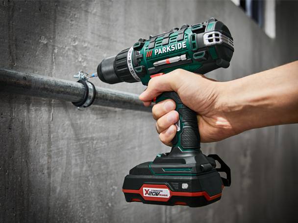 Parkside Akkuschrauber wird zum Befestigen eines Rohrs verwendet.