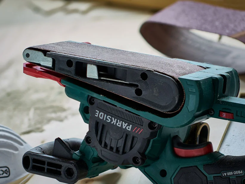 Parkside Bandschleifer und Schleifpapier.