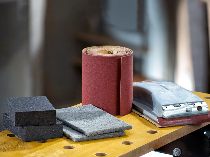 Schleifpapierrolle, Schleifblöcke und -schwämme.