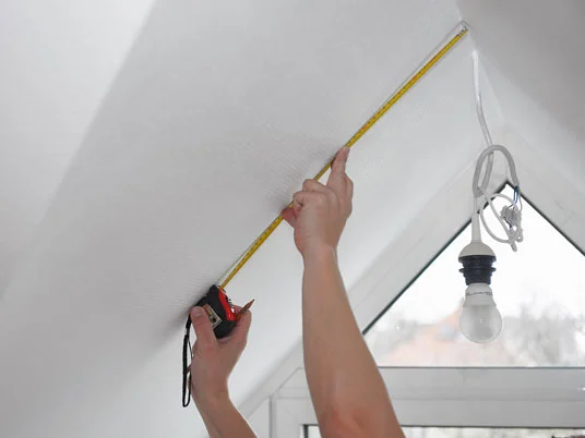 Montage einer Lampe und Deckenmessung.