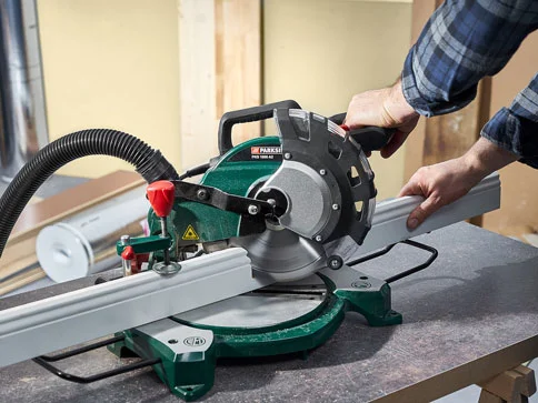 Parkside-Säge schneidet Leisten.