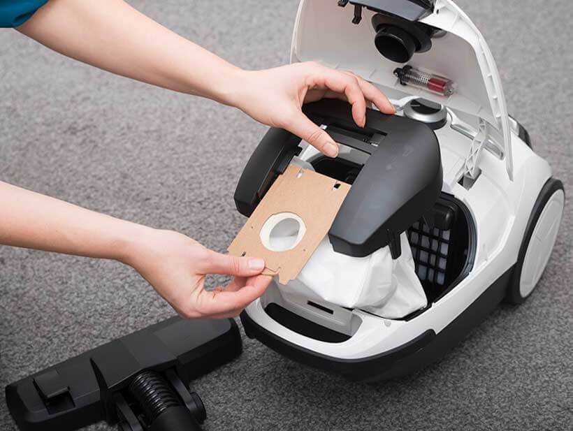 Staubsaugerbeutel und Filter wechseln.