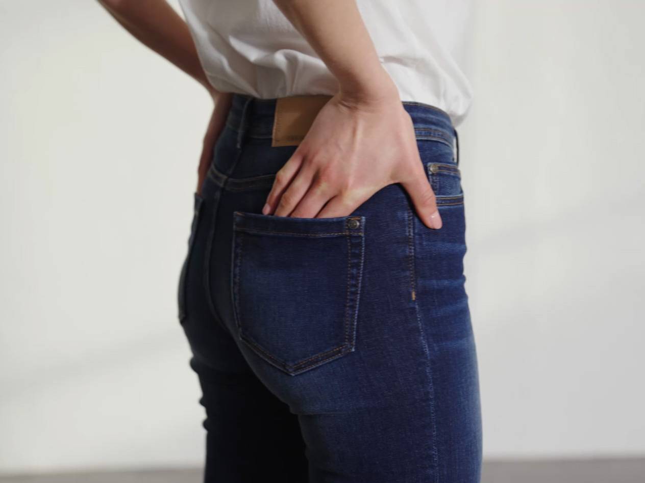 Damenjeans, dunkelblau, sichtbare Gesäßtaschen.