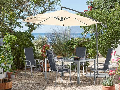 Beigefarbener Sonnenschirm und graue Gartenmöbel.