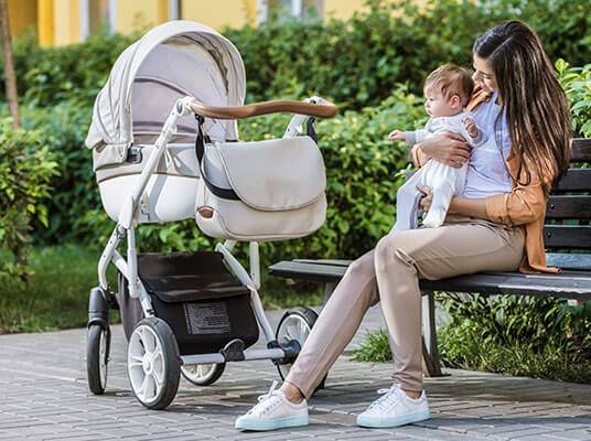 Praktischer Kinderwagen, Baby und Mutter im Park.