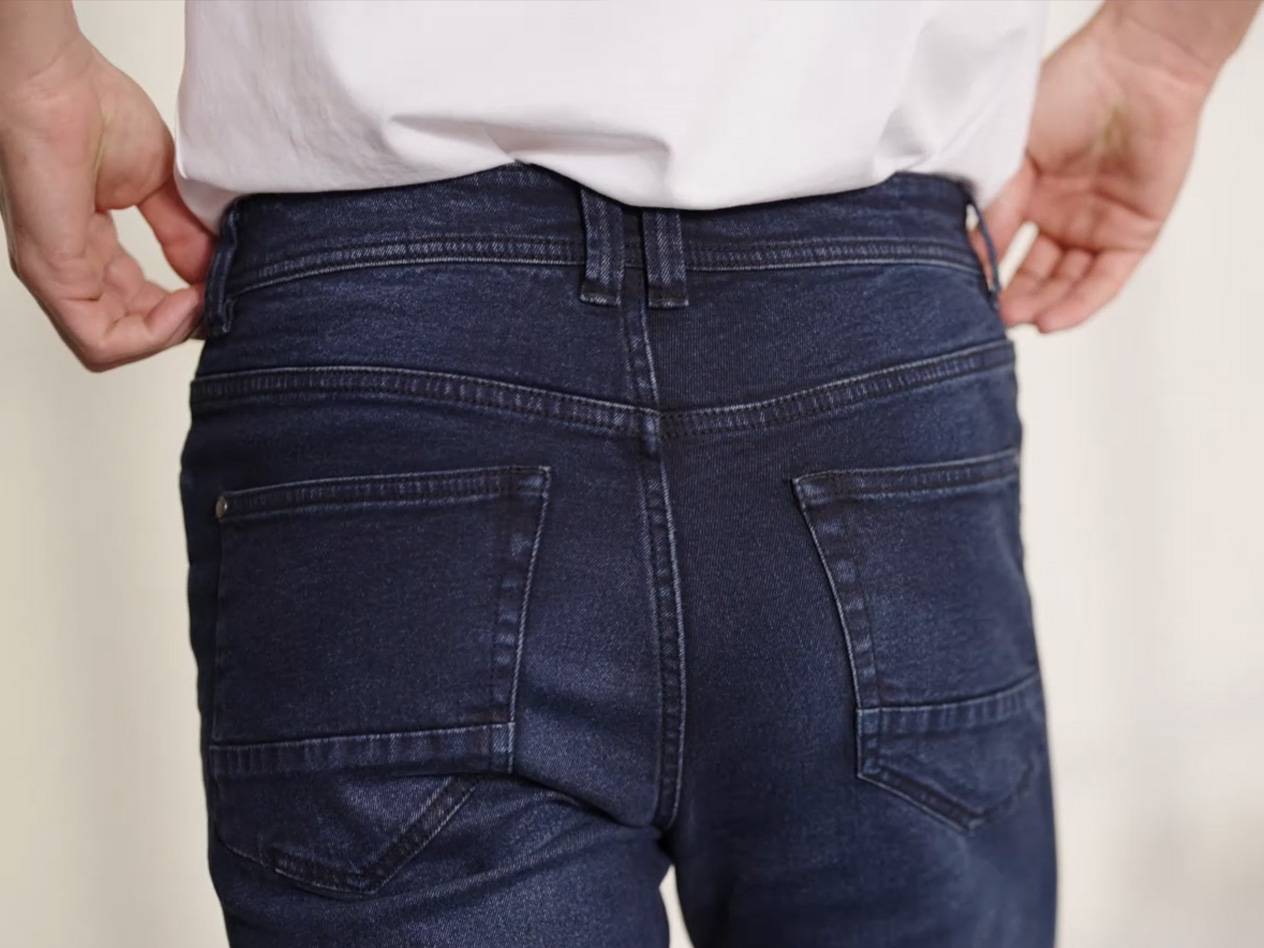 Dunkelblaue Jeans von hinten.