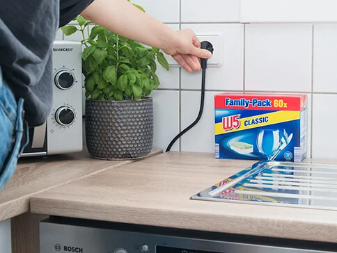 W5 Spülmaschinentabs, SilverCrest Mikrowelle und Bosch Spülmaschine in der Küche.
