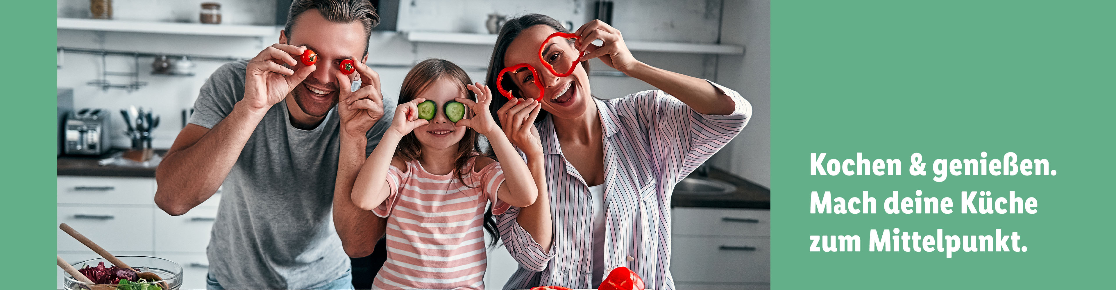 Familie bereitet Salat zu und genießt gemeinsames Kochen.