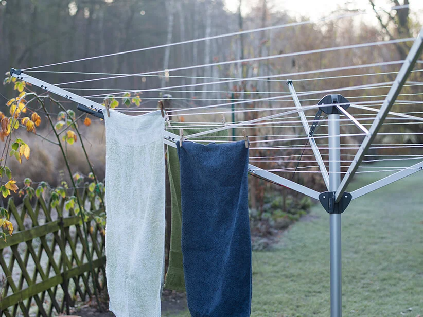 Handtücher trocknen auf einem Wäscheständer im Freien.