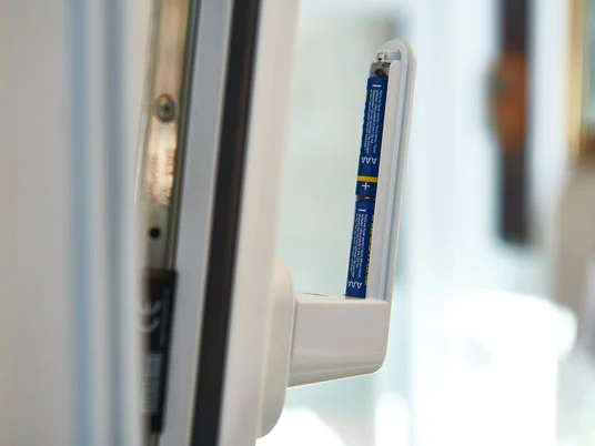 AAA-Batterien in einem Fenstergriff.