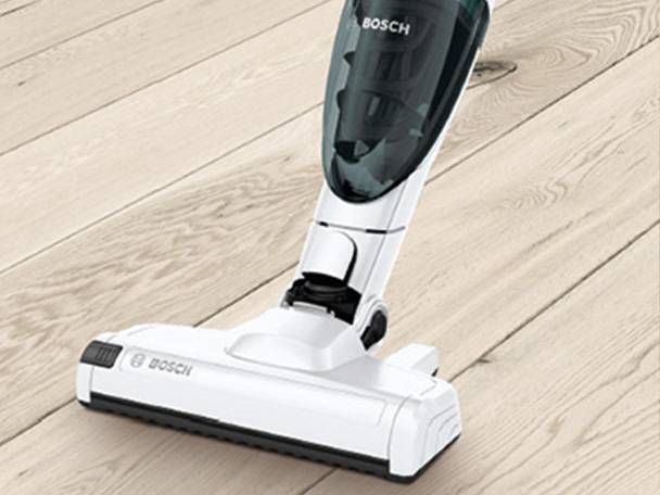 Bosch Staubsauger auf Holzboden.