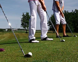 Golfer spielen auf dem Golfplatz.
