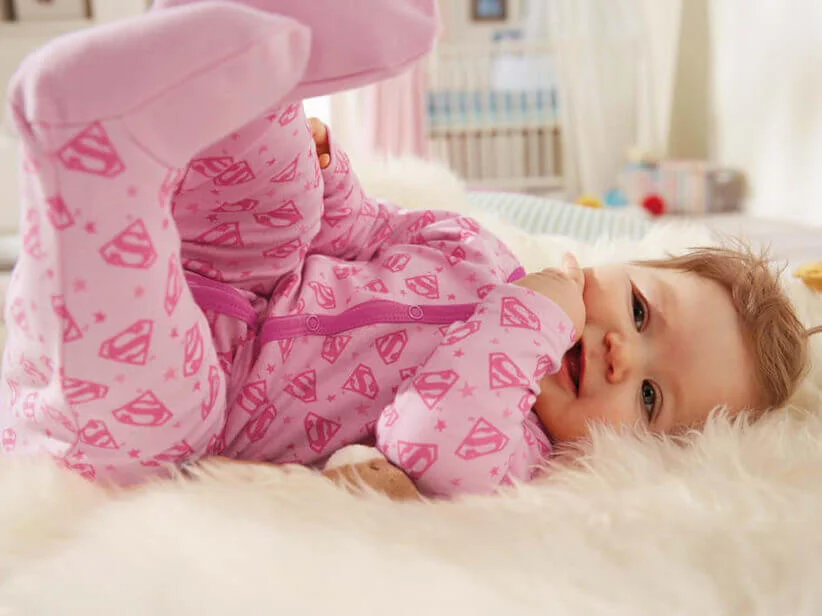 Baby-Schlafanzug mit Superman-Motiv.