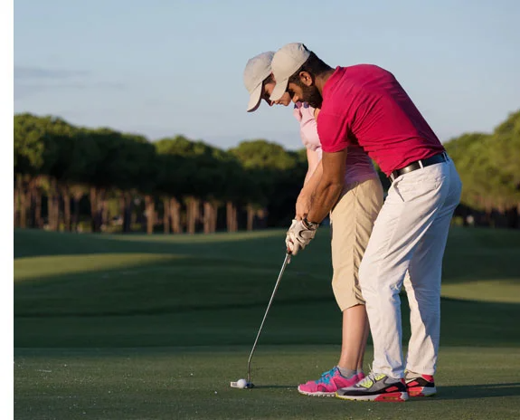 Golfschule: Golfer übt Putten.