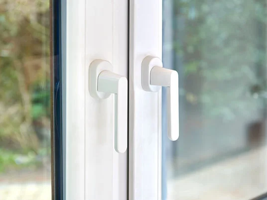Weiße Griffe an einem neuen Fenster.