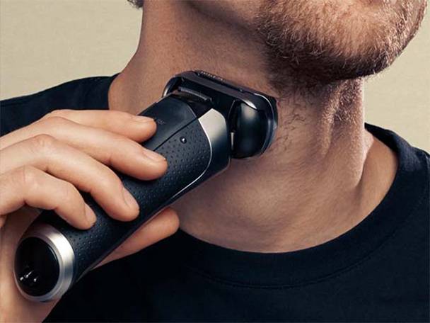 Ein Mann benutzt einen Braun Rasierer.