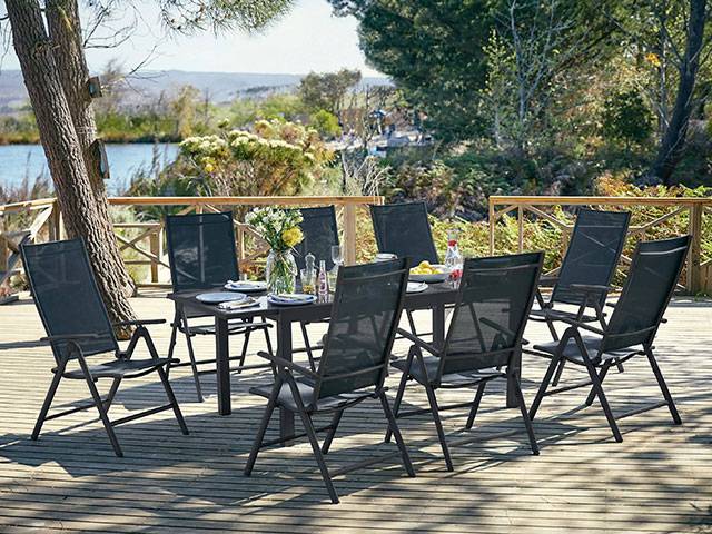 Gartenmöbel: schwarze Metallklappstühle und Tisch.