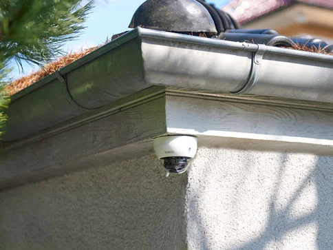 Überwachungskamera und Dachrinnen.