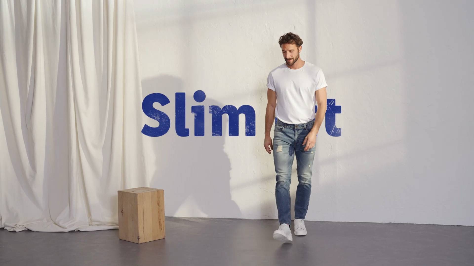 Mann in Slim-Fit-Jeans.