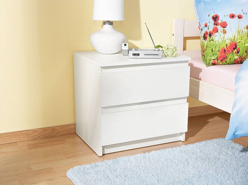 Weißer Nachttisch mit zwei Schubladen im Schlafzimmer.
