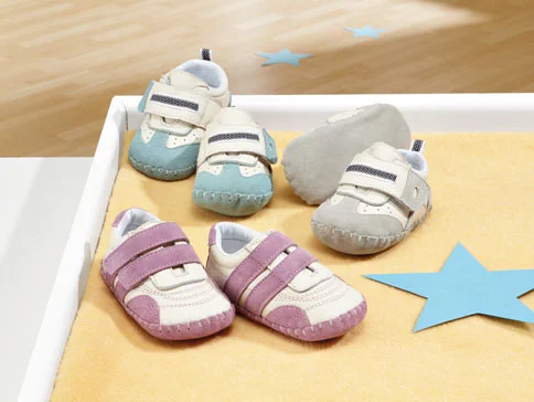 Babyschuhe aus Leder: hellrosa, grau und mintgrün.