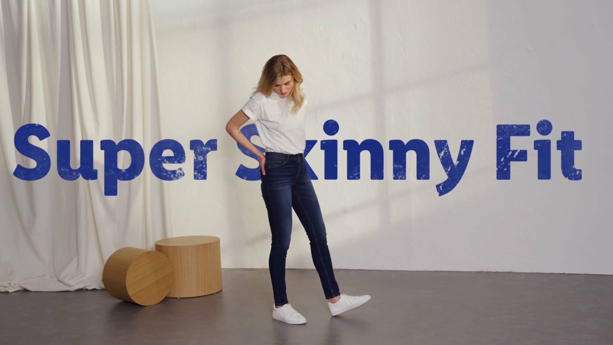 Super Skinny Fit – Jeans und weißes T-Shirt.